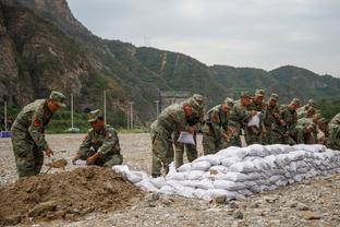 库马斯本场比赛数据：1进球1关键传球1抢断，评分7.4